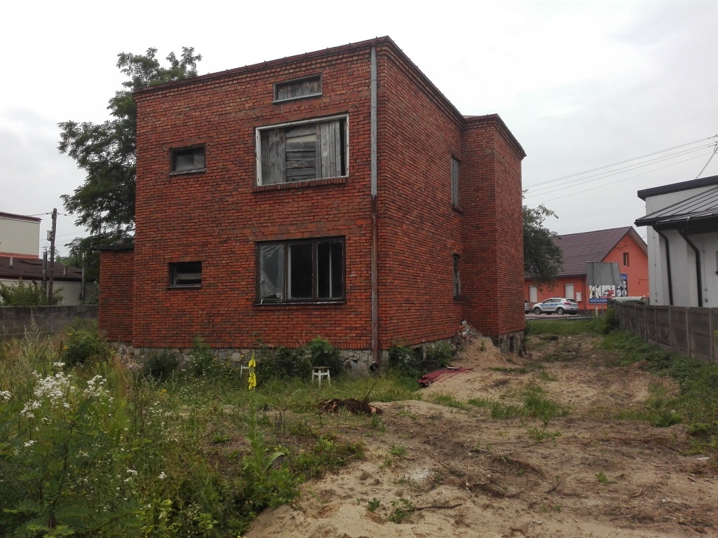 Fotografia 2 -Budynek przeznaczony na placowke opiekunczo-wychowawcza przed rozpoczeciem inwestycji od podworka